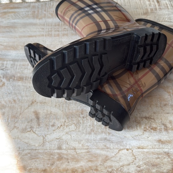 Burberry Haymarket Mid Rainboot Wellies {36/6.5} - Picture 5 of 9